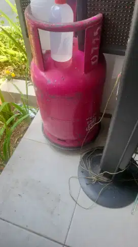 Tabung gas warna ungu