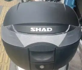 Bok bagasi motor belakang. Merek SHAD SH 33 jumbo