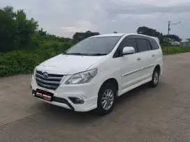 Kijang innova v luxury matic 2014 putih