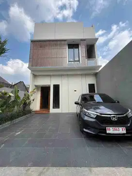 RUMAH MEWAH KONTEMPORER 2 LANTAI FULL FURNIS STRATEGIS DI WEDOMARTANI