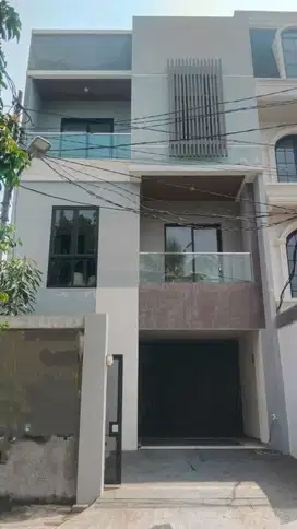 Di jual rumah 3 Lantai Strategis Dekat Pondok Indah Senayan