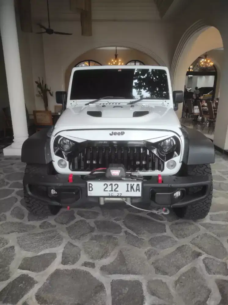 Jeep Rubicon 3.6L  putih 2014