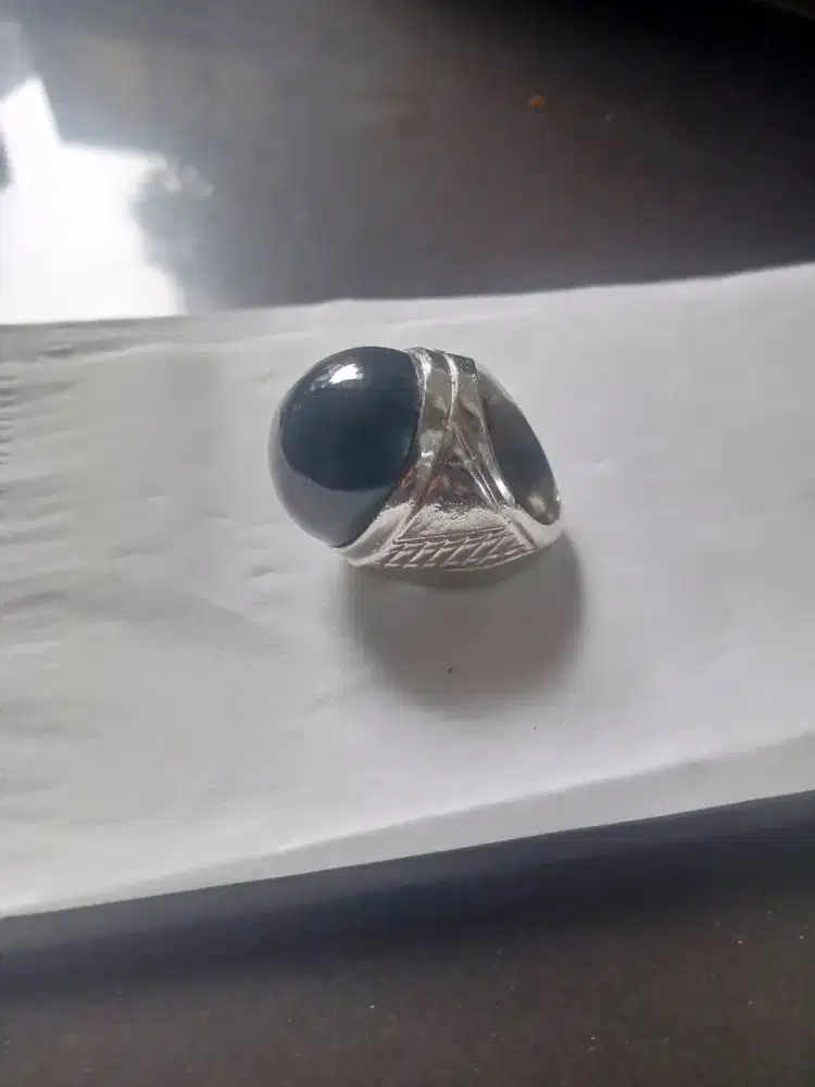 Dijual batu bacan jumbo glowing black semu biru