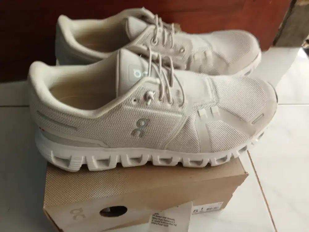 Sepatu on cloud 6  size 42