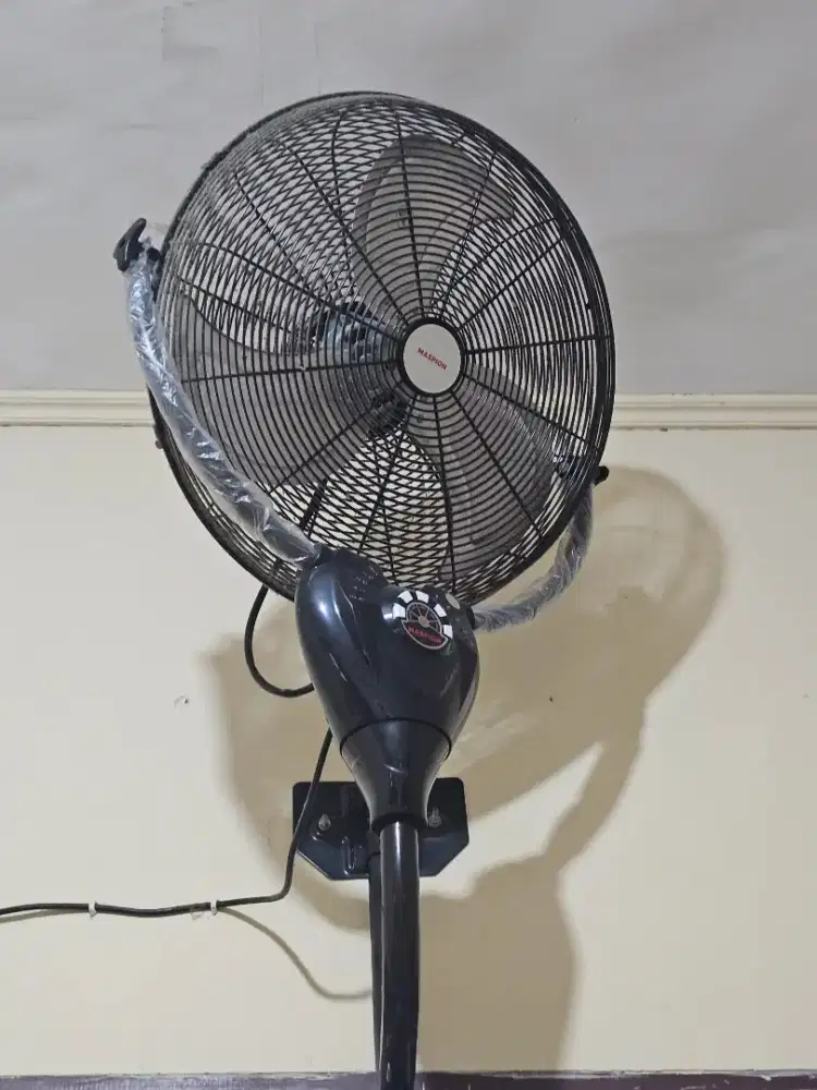 Kipas gantung di paku