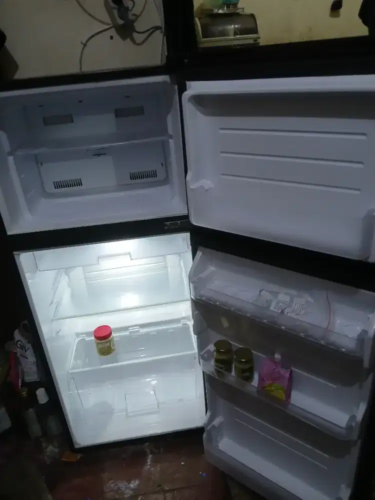 Di jual kulkas 2 pintu merk Sharp
