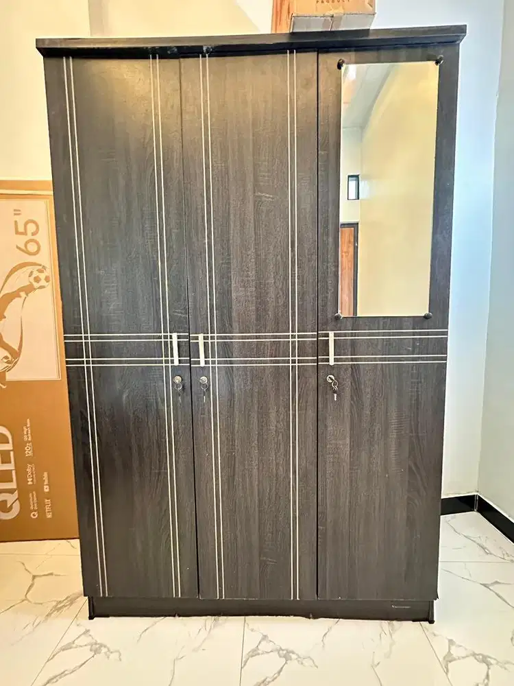 Lemari pakaian bekas