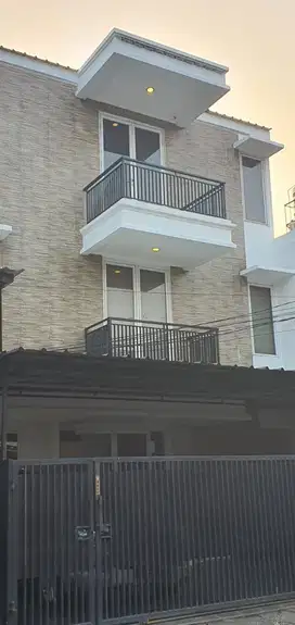 DIJUAL RUMAH MEWAH JANUR ELOK RESIDENCE UKU 9X17 HDP UTARA 3 LANTAI HRG MENARIK JRG ADA