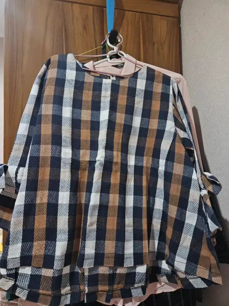 Baju kotak-kotak wanita