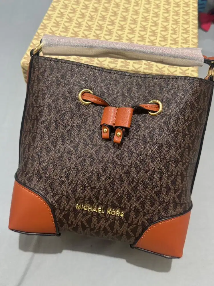 Tas kulit MK warna coklat
