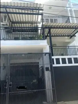 Rumah keren di taman galaxy jual cepat