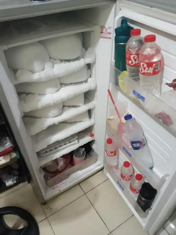 Kulkas freezer. Satu pintu  . Merek. Sharp. Normal dingin