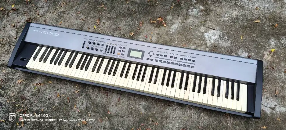 Roland RD700 stage piano normal