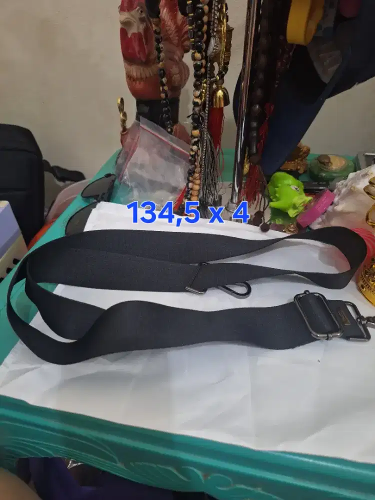 Tali tas branded 
Bally uk 134,5 x 4 
Limited edition 
Barang terawat
