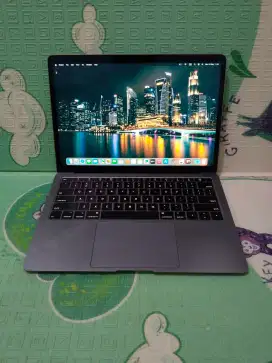 MacBook Air Retina,  2019
Keyboard nyala Core i5
Ram 8 GB
SSD 128 GB
