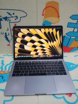 MacBook pro  Retina 2017
Toscbar Intel Core i5
Ram 16GB
SSD 256GB
