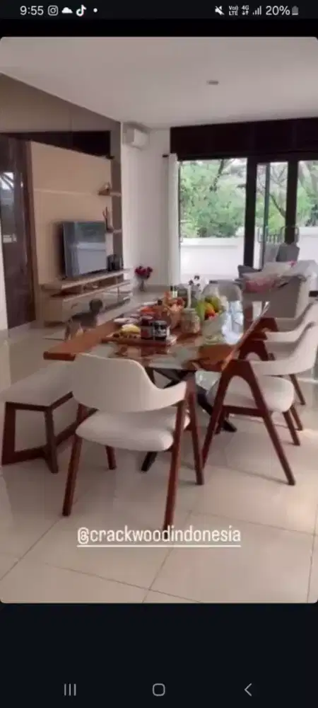 Table with 6 chairs