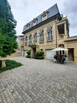 Dijual Rumah Mewah Bergaya French dengan Rooftop View SCBD & Lift - Full Marbel Italy