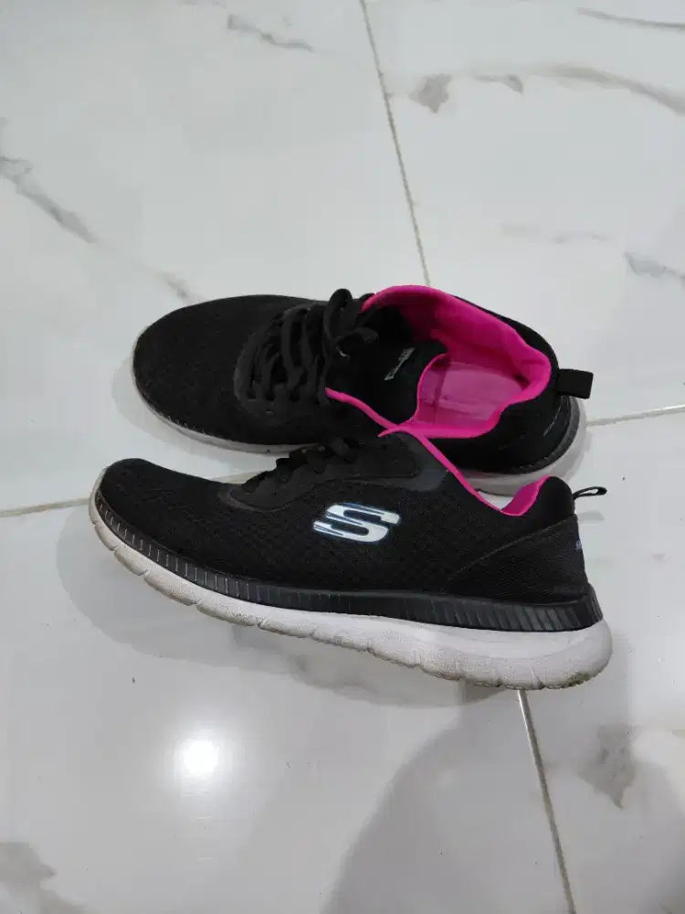 Jual sepatu wanita skechers... size 39.5 kondisi bagus