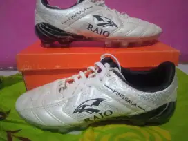 Dijual sepatu bola gratis sepatu futsal size 42.