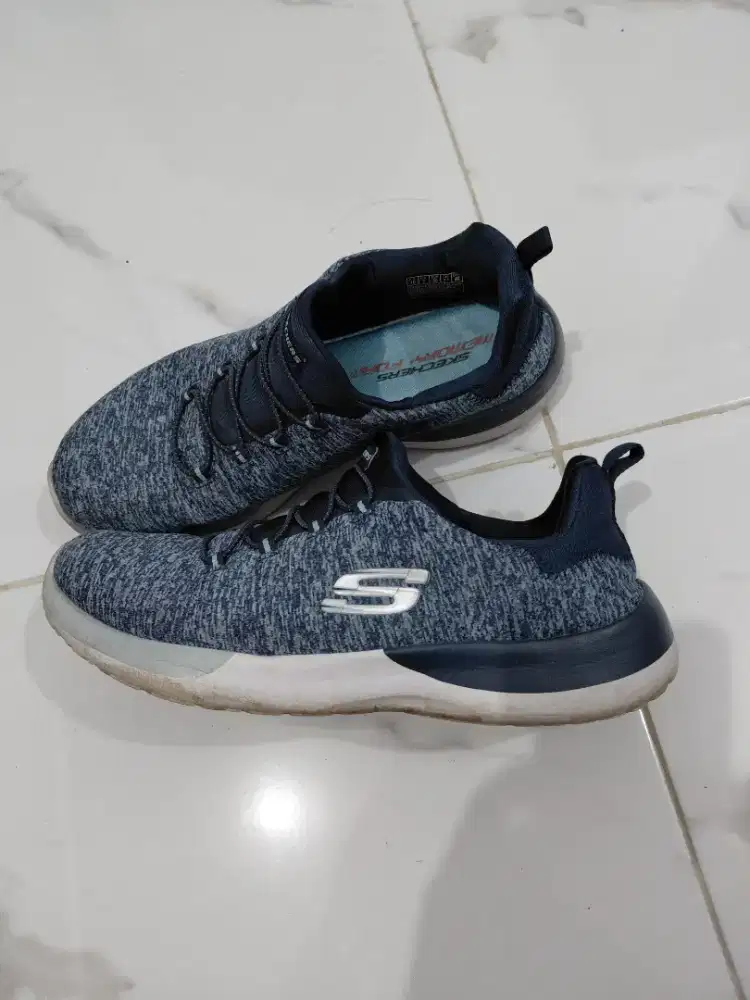 Jual sepatu wanita skechers..memory foam..size 40..kondisi bagus