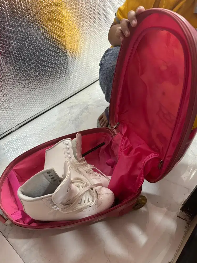 Sepatu ice skating