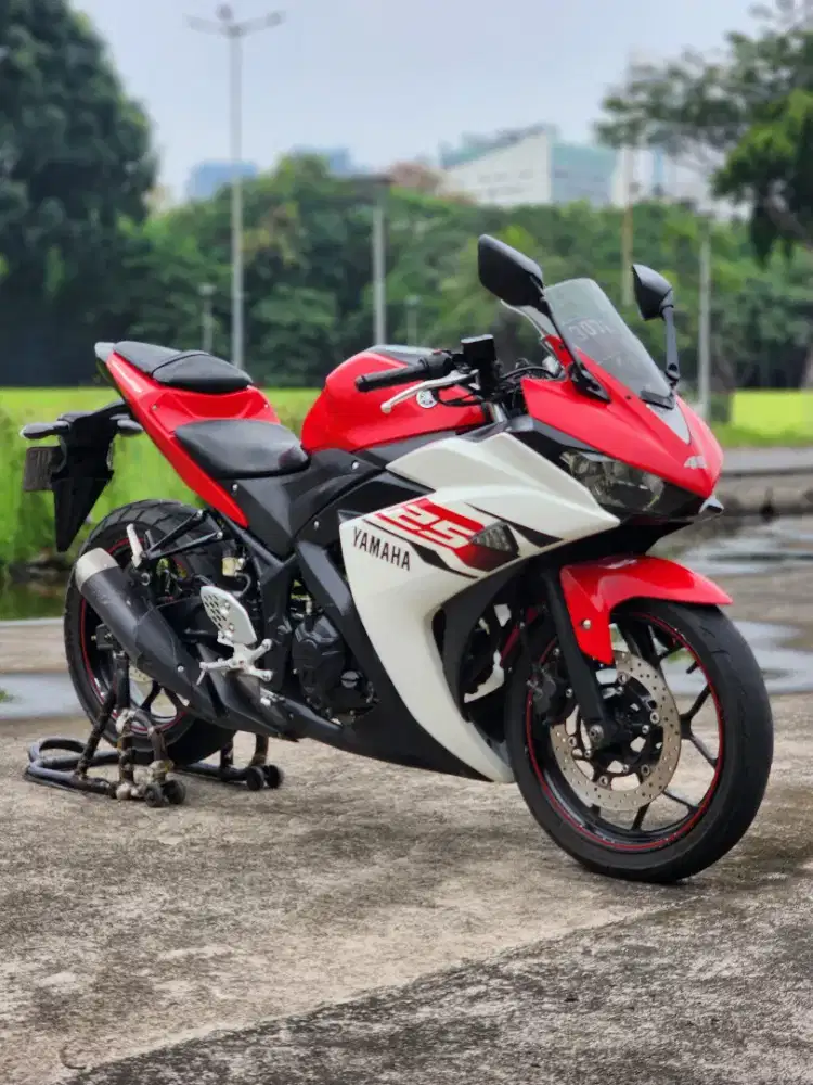 Yamaha R25 Merah