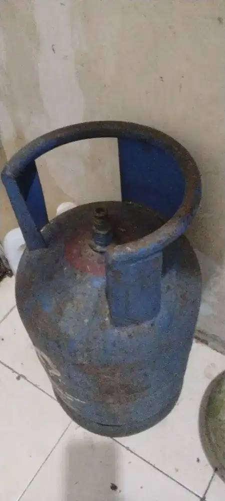 Tabung gas warna biru 12 kg bekas