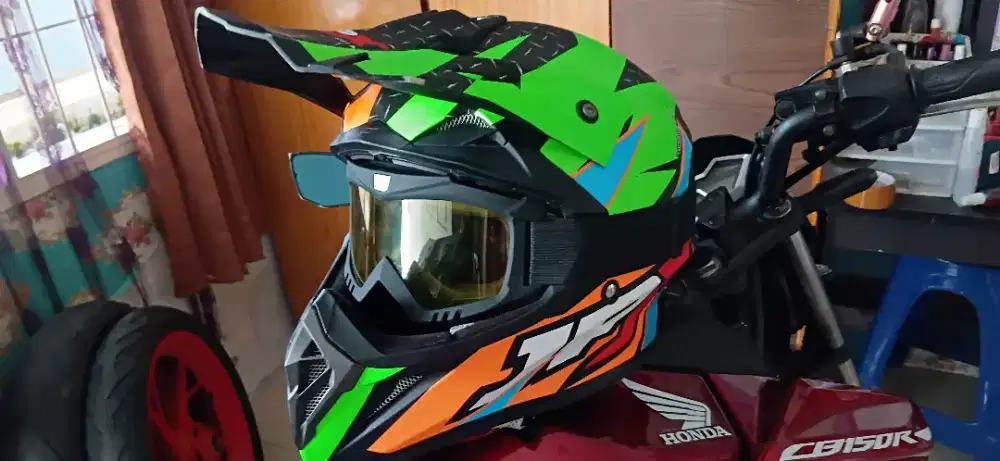 Helm JPX CROSS cowok