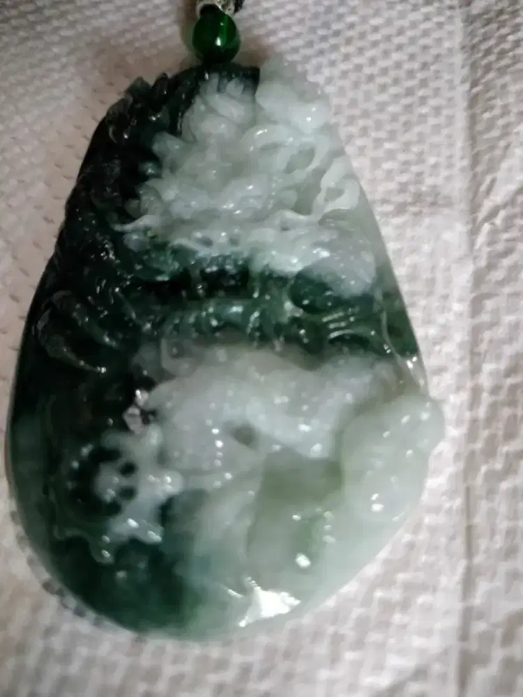 Liontin giok naga antik kuno