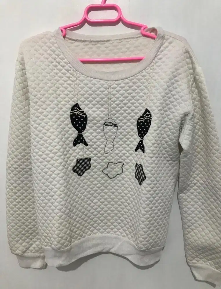 Sweater warna putih