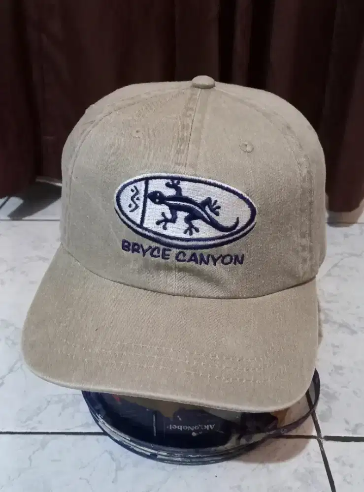 Topi Logo Cicak Original Second Warna Coklat Muda