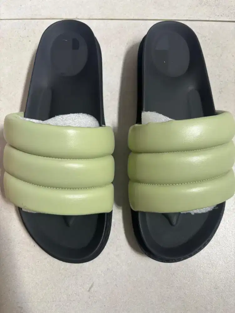 Jual sandal dan sepatu BS toko kondisi baru
