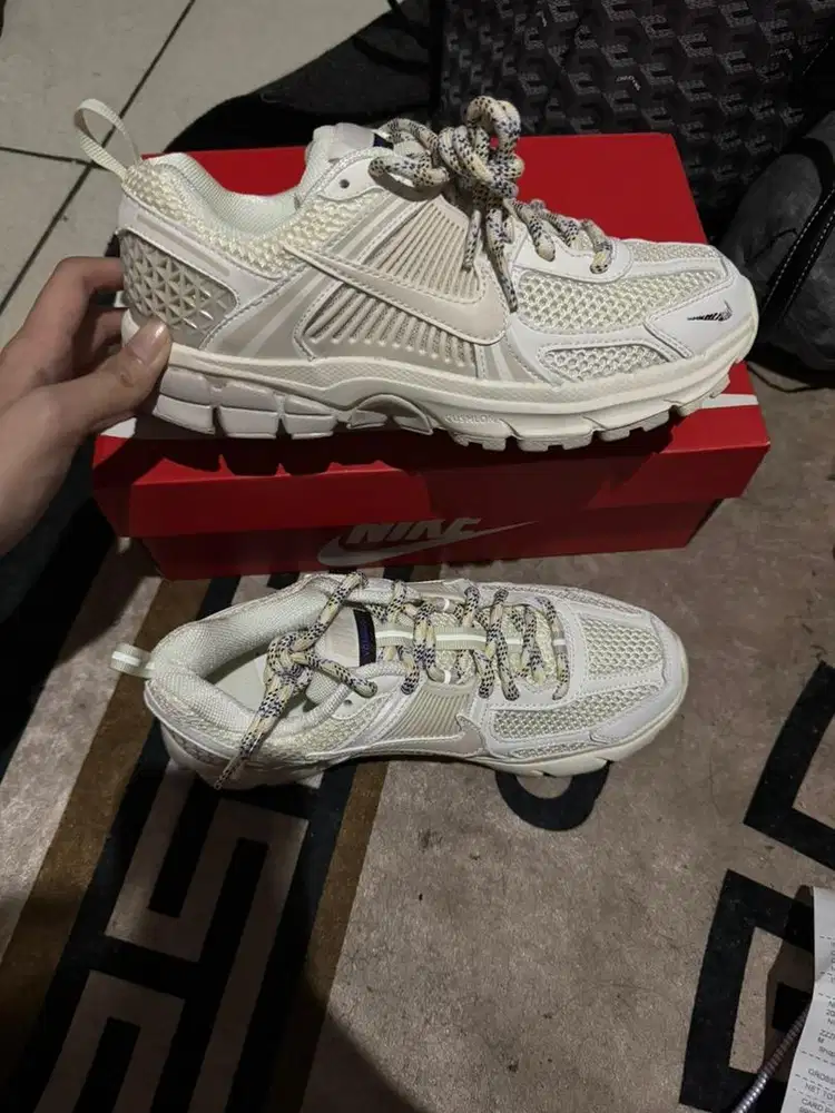 Nike vomero 5 GS warna soft pearl