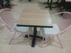 Meja kayu dan kursi