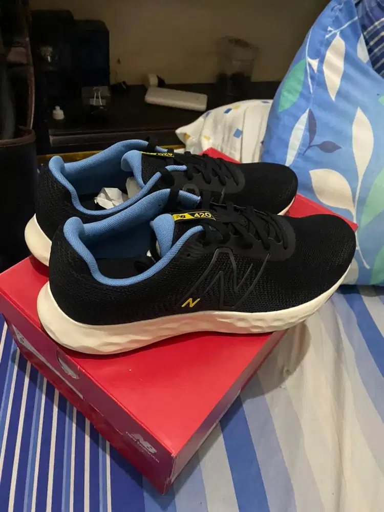 Sepatu running New Balance size 44 masih baru nego lokasi Makassar