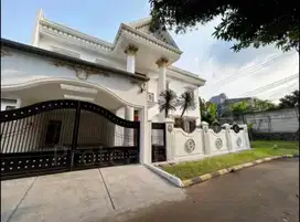 Rumah dengan kolam renang di Puspita Loka BSD