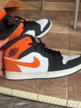 Sepatu Sneakers Air Jordan 1 Mid SBB | Orange