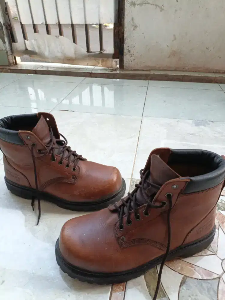 Sepatu cocok utk di lapangan / proyek