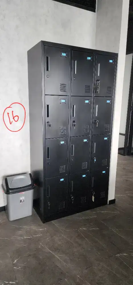 Locker 12 pintu