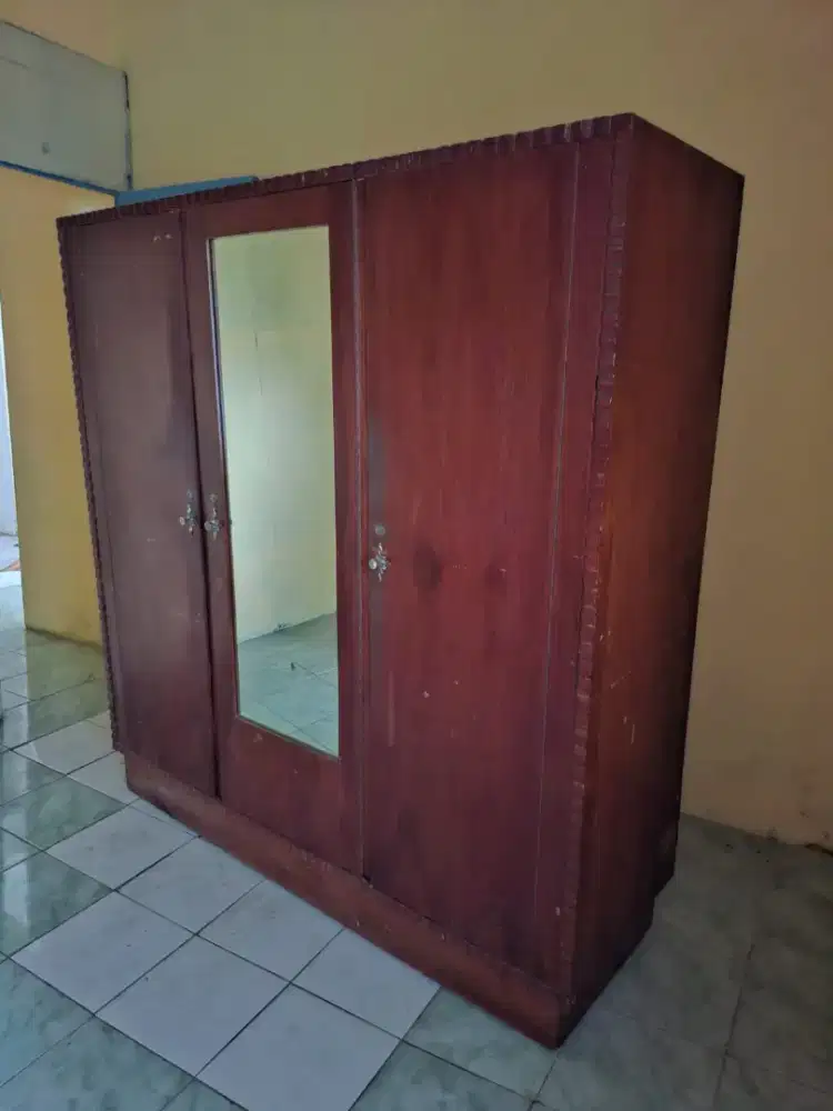 Lemari jati tua