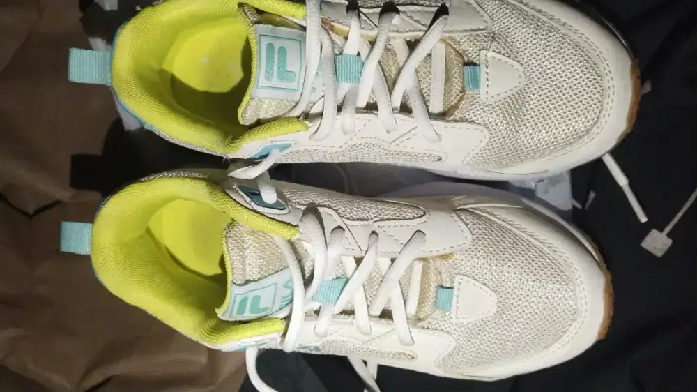 Sepatu Merk FiLa