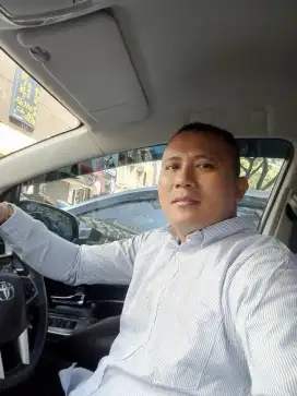 Cari kerja sebagai supir pribadi.
