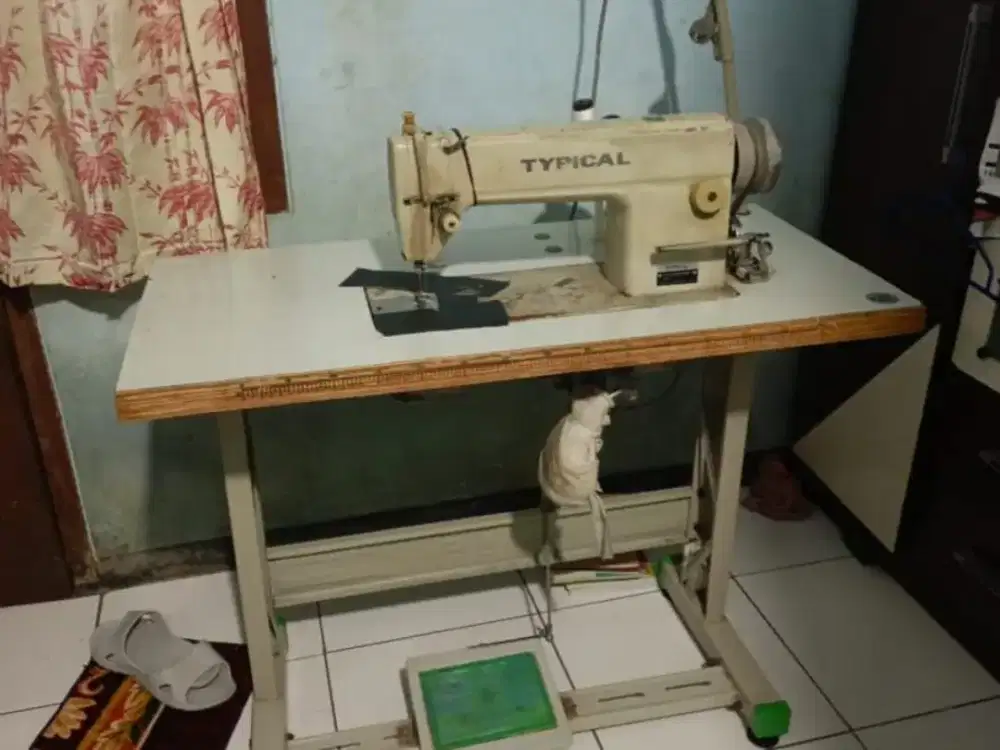 Di jual mesin jahit typical masih mulus