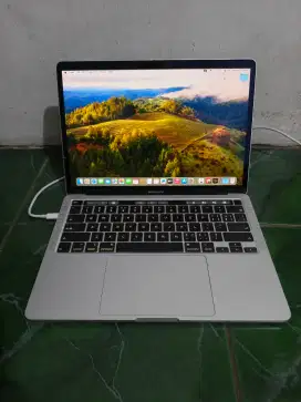 Macbook pro 13 inch 2020 i5 8/256