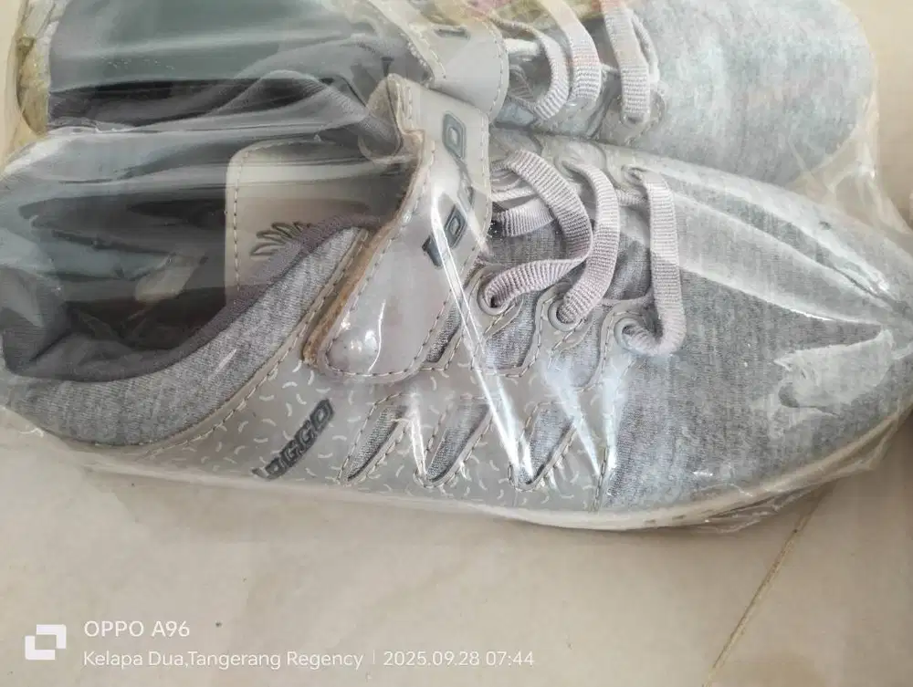 Sepatu lobbo warna abu-abu ukuran 37