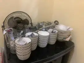 Dijual Piring Mangkok Gelas Bekas dan Peralatan Plastik