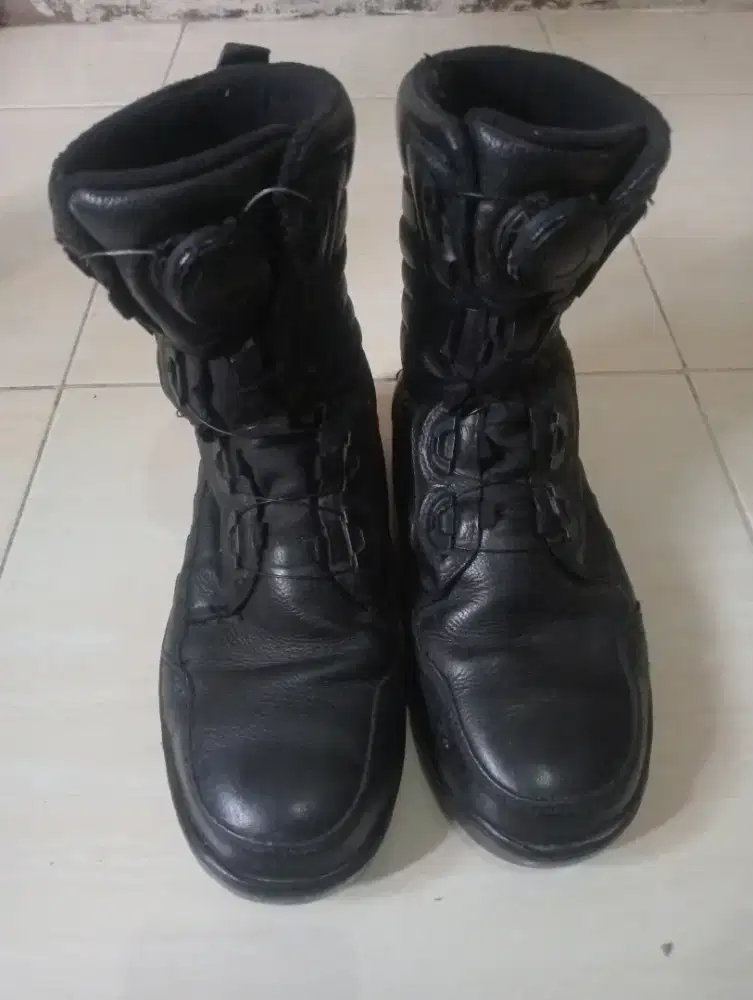 Sepatu scurity kulit