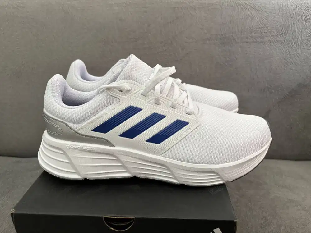 Di Jual Sepatu Adidas Galaxy 6 Men Running warna Putih lis Biru