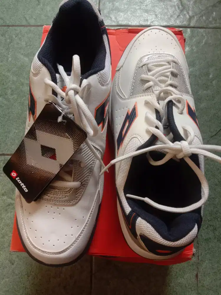 Sepatu sport merk Lotto